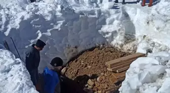 Artvin'in Şavşat ilçesinde kar yağışı sonrası cenazeler kızakla taşınıyor