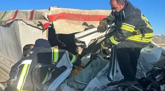 Erzurum'da çekici ile kamyonetin çarpışması sonucu 1 kişi hayatını kaybetti, 1 kişi ağır yaralandı