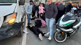 Fethiye'de minibüse çarpan motosikletteki iki kişi yaralandı