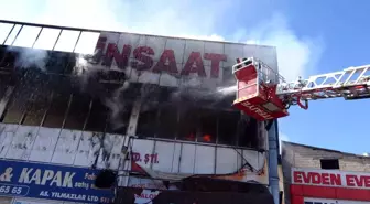 Van Tuşba ilçesinde inşaat malzemeleri ve mobilya satışı yapılan mağazada yangın çıktı