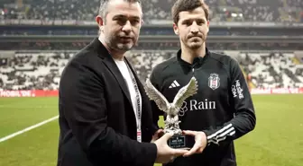 Beşiktaş Asbaşkanı Onur Göçmez, Salih Uçan'a plaket verdi