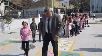 Afyonkarahisar'da Hoca Ahmet Yesevi İlkokulu'nda kapalı oyun alanı açıldı