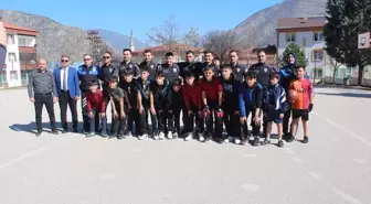 Amasya'da Polisler, İlkokul Öğrencileriyle Futbol Maçı Yaptı