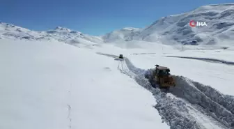 Beytüşşebap'ta dozerler karlı yollarda ilerlemekte güçlük çekiyor