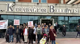 İmar planına itiraz eden TOKİ hak sahipleri Karabağlar Belediyesi önünde basın açıklaması yaptı