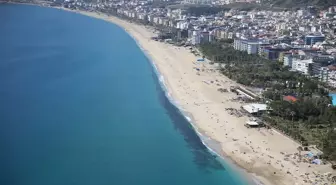 Alanya'da Güneşli Havada Denize Girenler