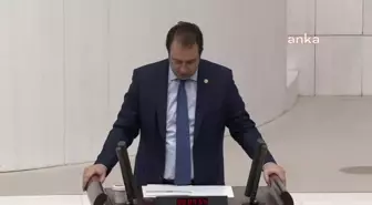 CHP Milletvekili, maket mezarın çevresinde ağlayan öğrencilerin fotoğrafını Meclis'te gösterdi