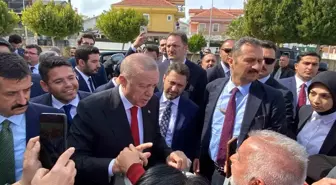 Cumhurbaşkanı Erdoğan, Antalya'da camiye giderken çocuğa oyuncak ve harçlık verdi