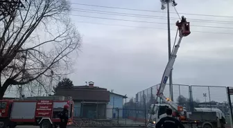 Düzce'de stadyumun aydınlatma direğinde çıkan yangın nedeniyle futbol müsabakası ertelendi