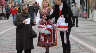 Bulgaristan'ın Edirne Başkonsolosluğu Marteniçka Bilekliği Dağıttı