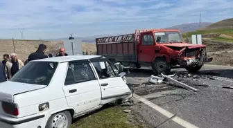 Malatya'da kamyonetle otomobil çarpışması: 1 ölü, 1 yaralı