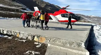 Van'ın Başkale ilçesinde hamile bir kadın ambulans helikopterle hastaneye sevk edildi