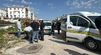 Antalya'nın Kepez ilçesinde yol kenarında kadın cesedi bulundu