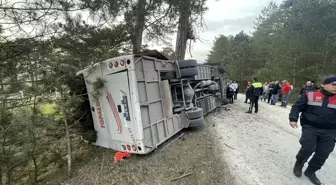 Bolu'da Kartalkaya Kayak Merkezi'nden dönen minibüs devrildi, 14 kişi yaralandı