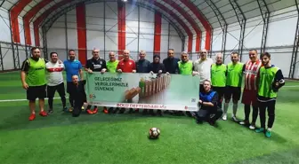 Bolu'da Vergi Haftası etkinlikleri kapsamında bürokratlar ile gazeteciler arasında halı saha futbol maçı yapıldı