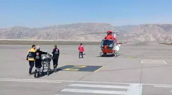 Cizre'de Boğazına Cisim Kaçan Çocuk Ambulans Helikopterle Elazığ'a Sevk Edildi