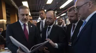 Dışişleri Bakanı Hakan Fidan, Antalya Diplomasi Forumu'nda AA standını ziyaret etti