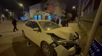 Düzce'de trafik levhasına çarpan otomobilde 2 kişi yaralandı