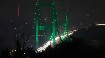 İstanbul'un köprüleri Yeşilay Haftası için yeşil renkte aydınlatıldı