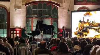 Tuluyhan Uğurlu Sirkeci Garı'nda Konser Verdi