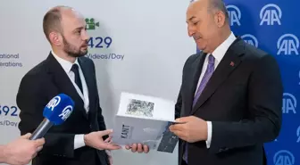 Mevlüt Çavuşoğlu, Antalya Diplomasi Forumu'nda AA Standını Ziyaret Etti