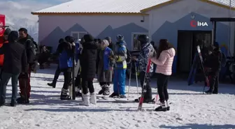 Üniversite öğrencileri ilk kayak heyecanını Ergan Dağı'nda yaşadılar