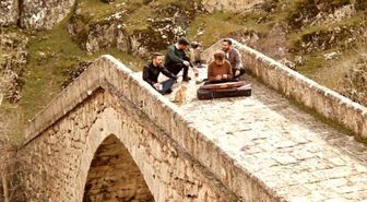 Gezgin öğretmenler doğaya dikkat çekmek için santur çaldı