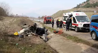 Amasya'da otomobil bariyerlere çarptı: 1 ölü, 1 yaralı