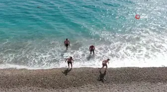 Antalya'da bahar havası, sıcaklığı hisseden denize koştu