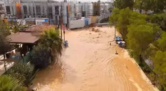Bodrum'da içme suyu hattında patlama: Araç çukura düştü, iş yerleri su bastı