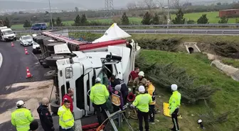 Bariyerlere Çarpan Tırın Sürücüsü Yaralandı