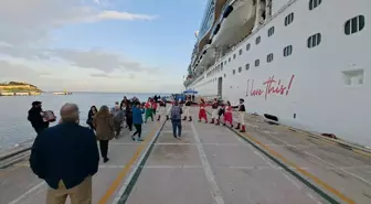 Dünyanın en büyük kruvaziyer gemisi Kuşadası'na geldi