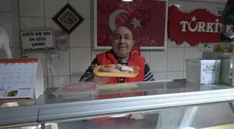 Bursa'da sahipsiz köpeğin yemek dolu poşetiyle hızla uzaklaşması izlenme rekoru kırdı