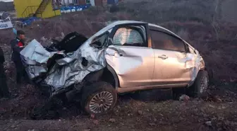 Isparta'da otomobilin reklam panosuna çarptığı kazada 1 kişi öldü, 3 kişi yaralandı