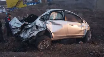 Isparta'da Otomobil Reklam Panosuna Çarptı: 1 Ölü, 3 Yaralı