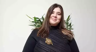 Kahramanmaraş'ta bir kadın, yol kenarında bulduğu kaplumbağaya çocuğu gibi bakıyor