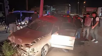 Adana'da Kontrolden Çıkan Otomobilin Aydınlatma Direğine Çarpması Sonucu 2 Kişi Yaralandı