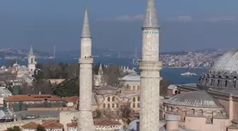 Ayasofya-i Kebir Cami-i Şerifi Minarelerine Mahya Asıldı