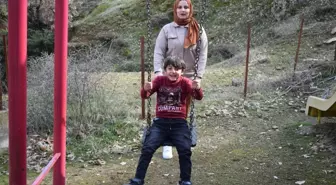 Tek öğrencili devlet okulu! Hem öğretmenlik yapıyor hem de arkadaşlık