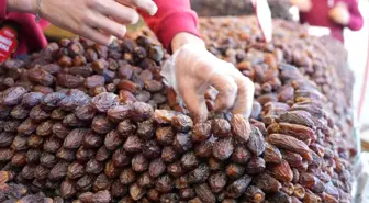 Ramazan Sofralarının Vazgeçilmezleri Hurma ve Zeytinler Tezgahlara İndi