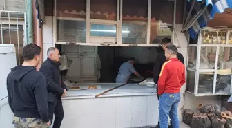 Manisa'da Dededen Kalma Tarifle Pide Üretimi Devam Ediyor