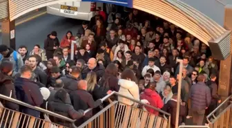 İstanbul Mecidiyeköy Metrobüs Durağında Yoğunluk