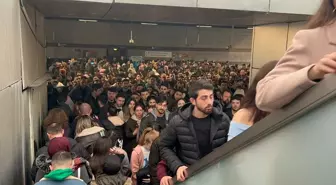 Mecidiyeköy Metrobüs Durağında Yürüyen Merdivenlerin Ters Yönde Hareket Etmesi Sonucu 3 Kişi Yaralandı