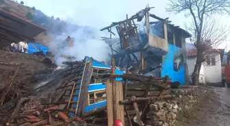 Tokat'ın Pazar ilçesinde çıkan yangında ev kullanılamaz hale geldi