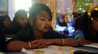 TDV, Bangladeş'teki Arakanlı Müslüman çocuklara eğitim imkanı sağlıyor