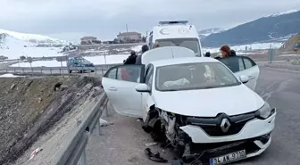 Erzincan'da bariyerlere çarpan otomobildeki 2'si çocuk 6 kişi yaralandı