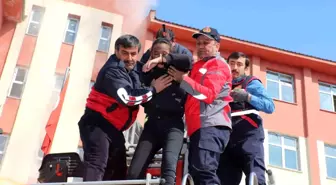 Hakkari Mehmet Akif Ersoy Mesleki ve Teknik Anadolu Lisesi'nde Deprem ve Yangın Tatbikatı Gerçekleştirildi