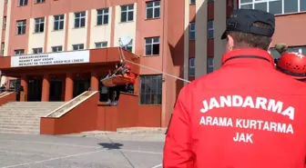 Hakkari Mehmet Akif Ersoy Mesleki ve Teknik Anadolu Lisesi'nde gerçekçi deprem ve yangın tatbikatı düzenlendi