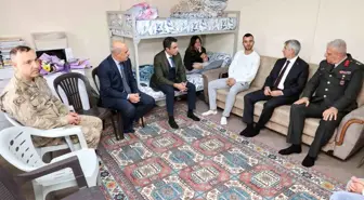 Kahramanmaraş Valisi Mükerrem Ünlüer, terör örgütü mensuplarıyla çatışmada yaralanan askerleri ziyaret etti
