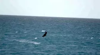 Antalya'da Şiddetli Rüzgarı Fırsat Bilen Sörfçü